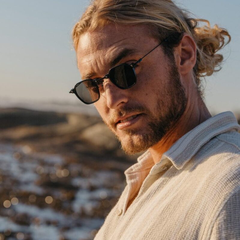 Détail de la monture des lunettes de soleil URBN Eyewear Octane Glimmer montrant la quincaillerie apparente.