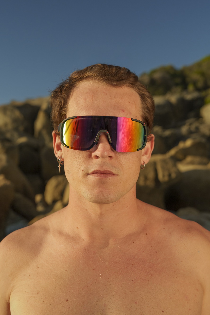 Heatwave porté — monture noire mate, verres rouges miroir